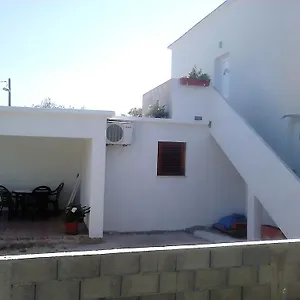 Apartman Emily, Nin