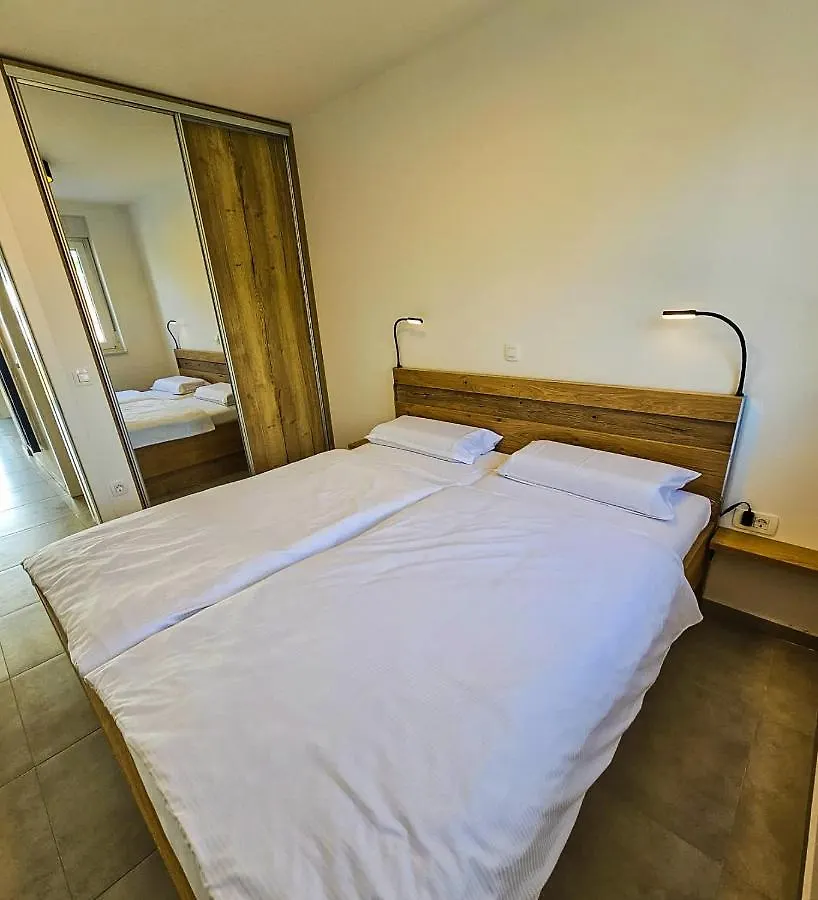 Aenona Beach Apartment Nin